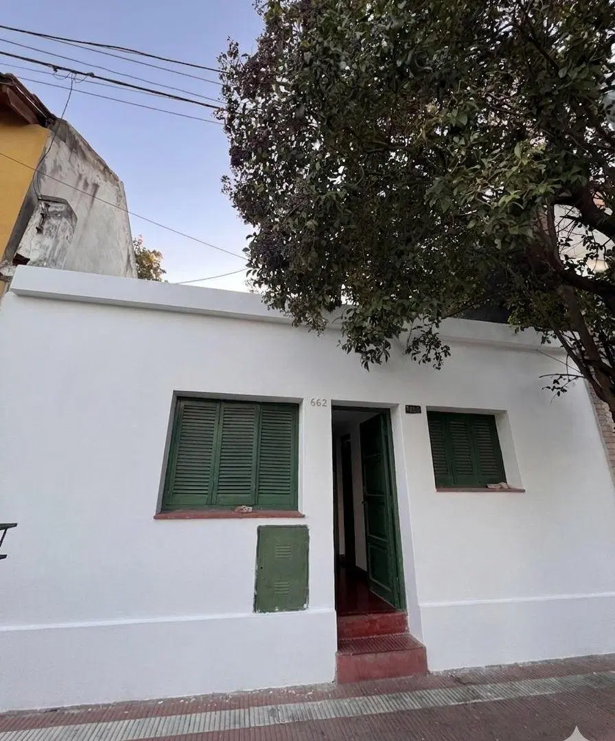 ALBERDI NEGOCIOS INMOBILIARIOS VENDE CASA EN RAIMUNDO MEABE 480 B ALTO ALBERDI DE DOS DORMITORIOS. 1