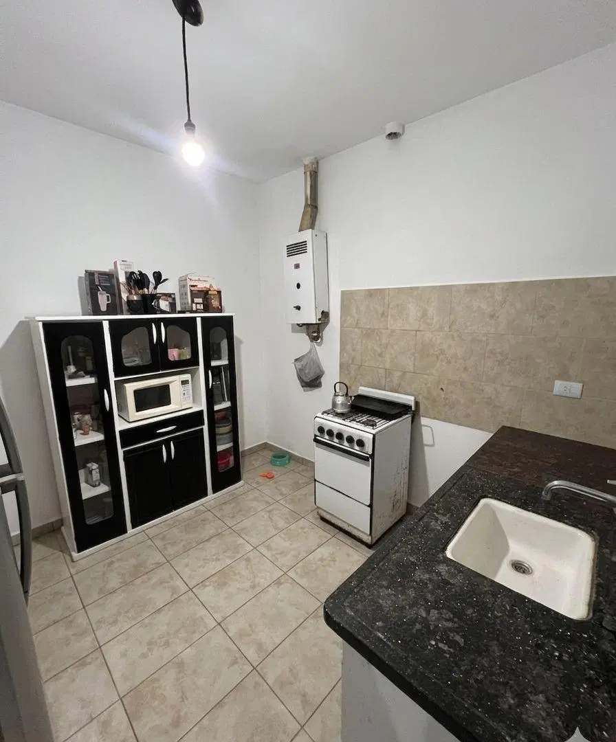 ALBERDI NEGOCIOS INMOBILIARIOS VENDE CASA EN RAIMUNDO MEABE 480 B ALTO ALBERDI DE DOS DORMITORIOS. 5