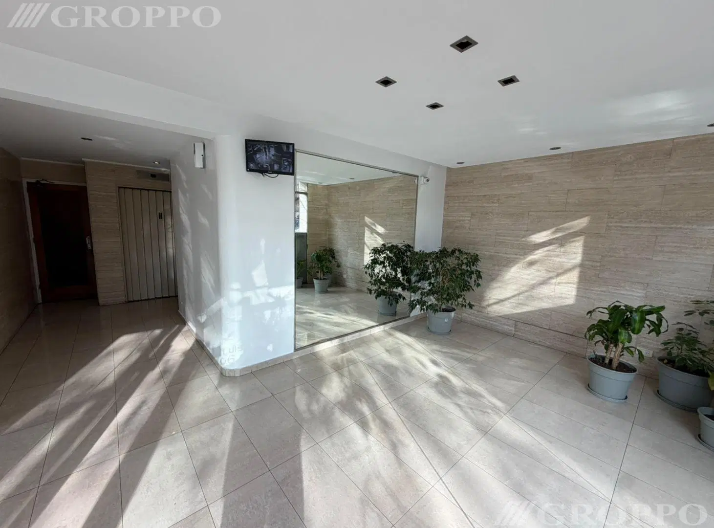 SEMIPISO TODO EXTERNO CON VISTA A LA PLAZA - Plaza Mitre 2