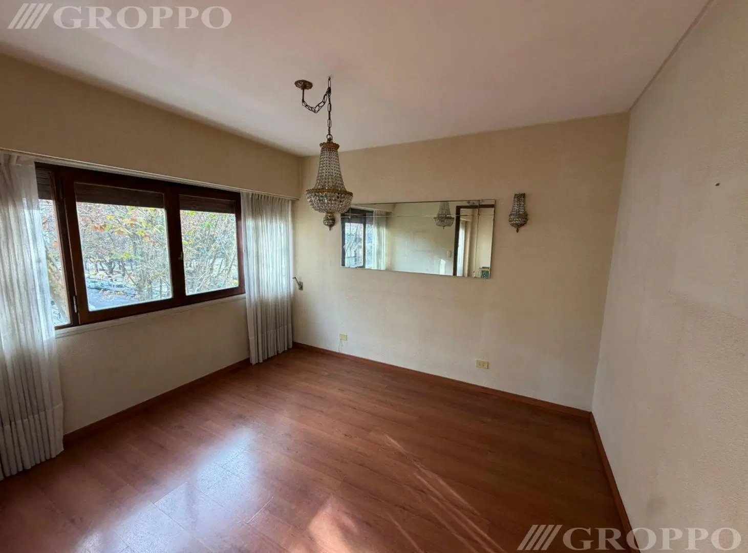 SEMIPISO TODO EXTERNO CON VISTA A LA PLAZA - Plaza Mitre 4