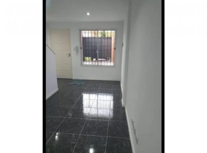 DUPLEX 3 DORM, 2 BAÑOS, PATIO, COCHERA - LOMA HERMOSA 1