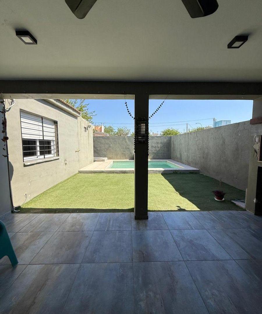 Foto de Moderna Casa con Pileta, Baño en Suite y Vestidor en Los Boulevares, imagen 5