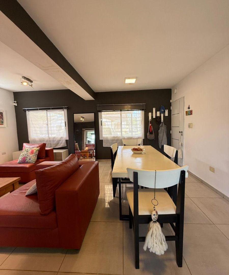 Foto de Moderna Casa con Pileta, Baño en Suite y Vestidor en Los Boulevares, imagen 2
