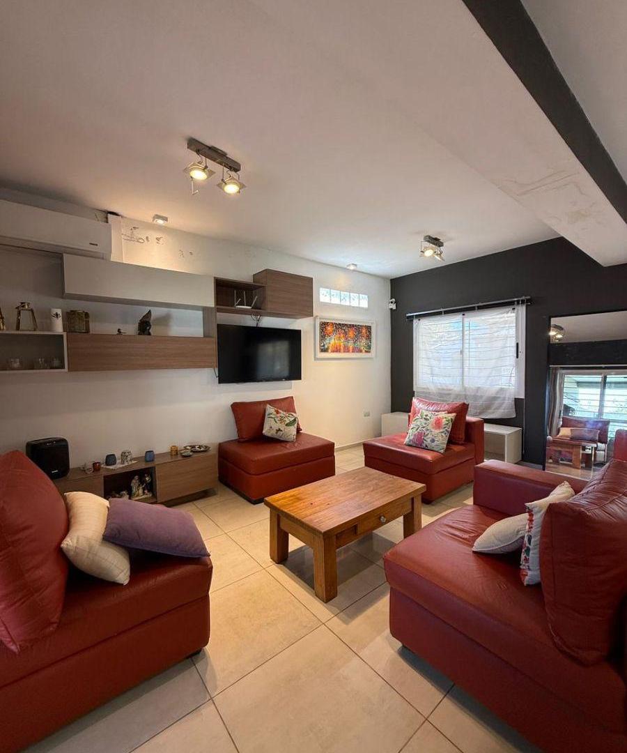 Foto de Moderna Casa con Pileta, Baño en Suite y Vestidor en Los Boulevares, imagen 3