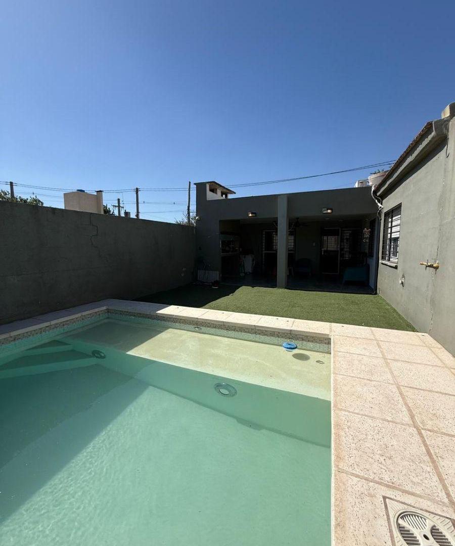 Moderna Casa con Pileta, Baño en Suite y Vestidor en Los Boulevares