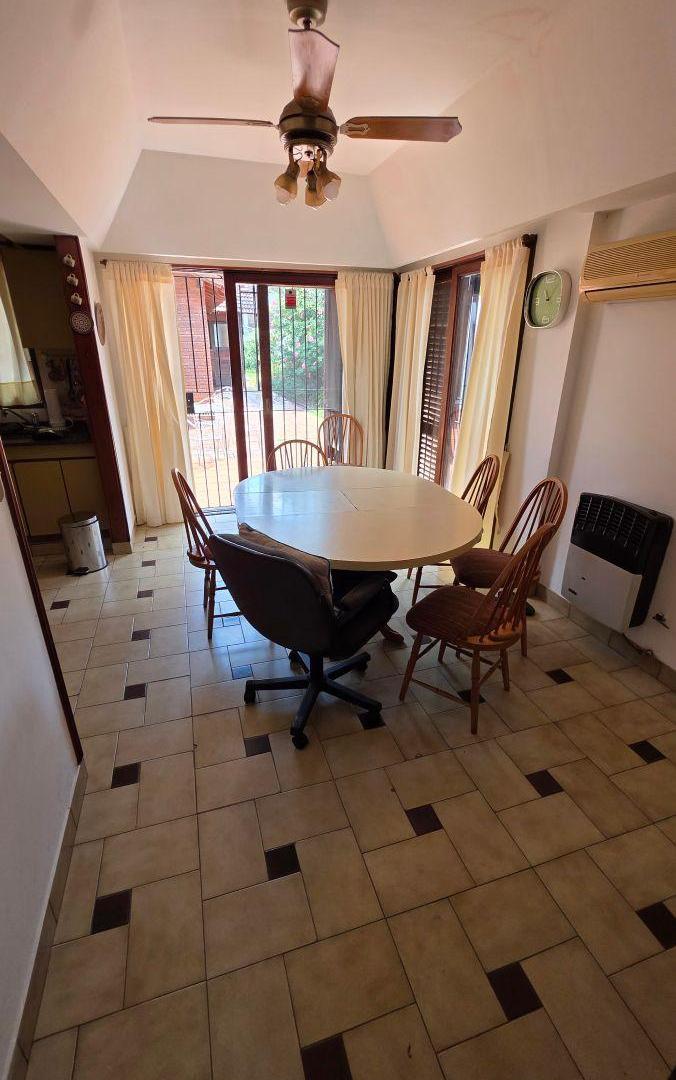 Foto de CHALET 6 AMBIENTES CON FONDO LIBRE, QUINCHO Y PILETA – LOTE 8,66 x 56 m, imagen 3