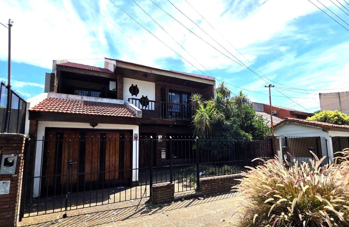 CHALET 6 AMBIENTES CON FONDO LIBRE, QUINCHO Y PILETA – LOTE 8,66 x 56 m – LANÚS OESTE