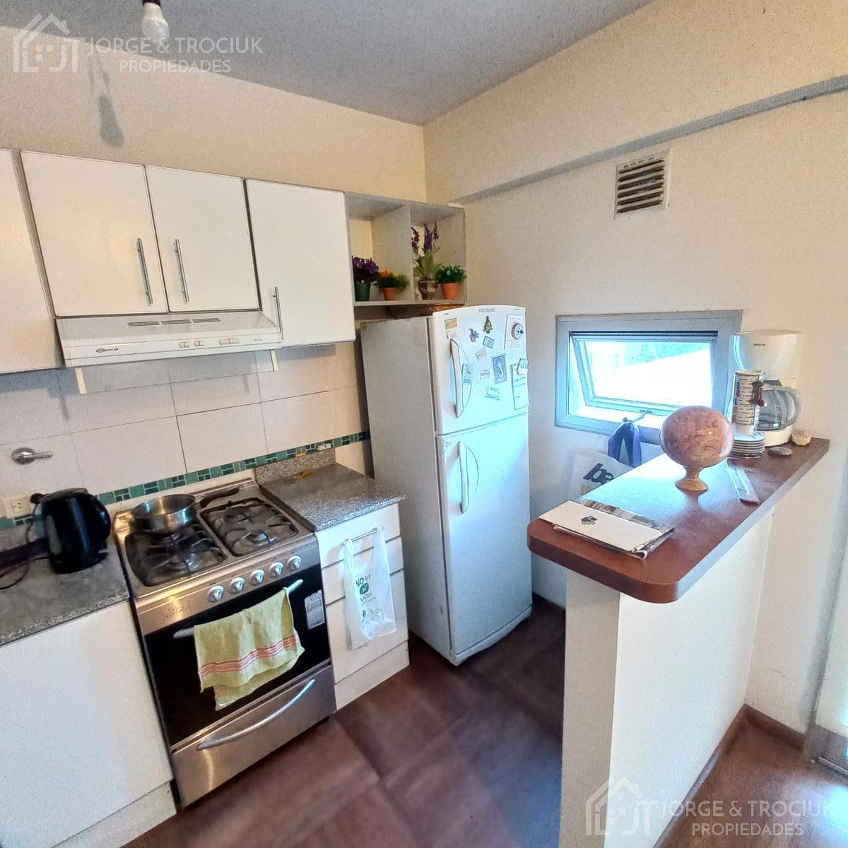 Oportunidad Única en Lomas de Zamora - Departamento de 2 Ambientes con Cochera y Baulera