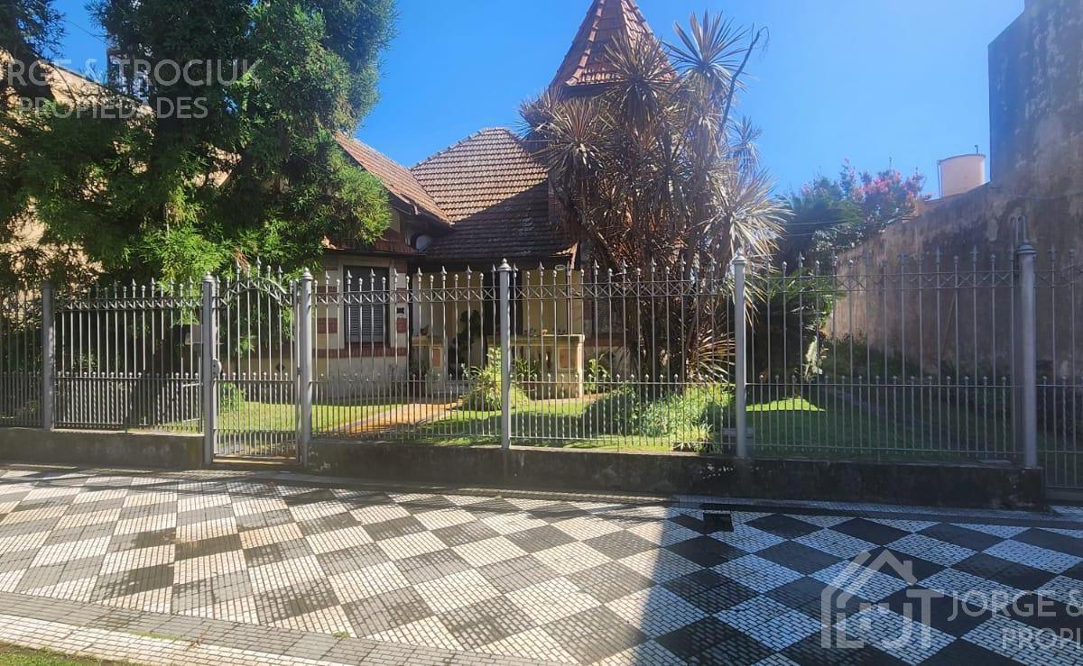 Exclusivo Chalet de Diseño en Amplio Lote Doble - 804 Metros Cuadrados