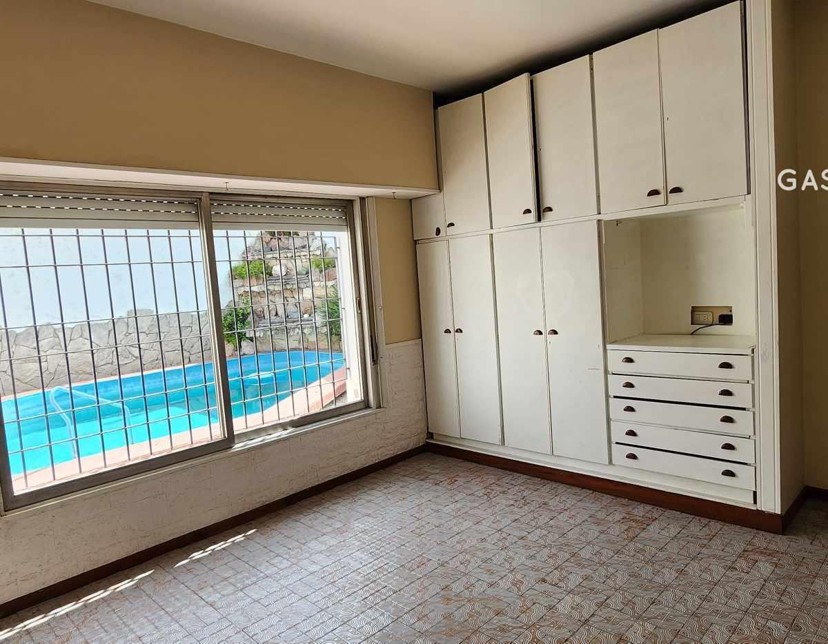 Venta de Imponente Casa Céntrica en Mercedes 4