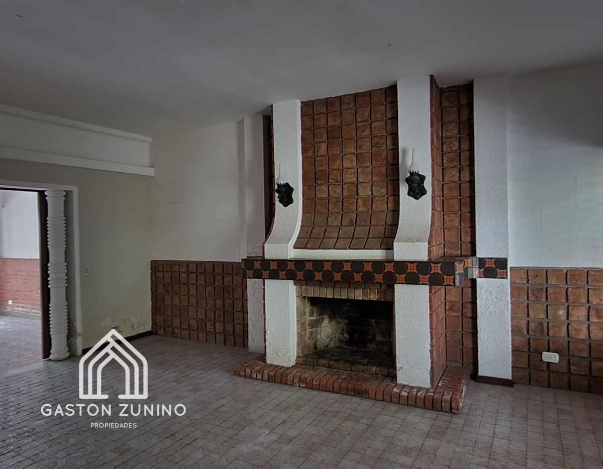 Venta de Imponente Casa Céntrica en Mercedes 2