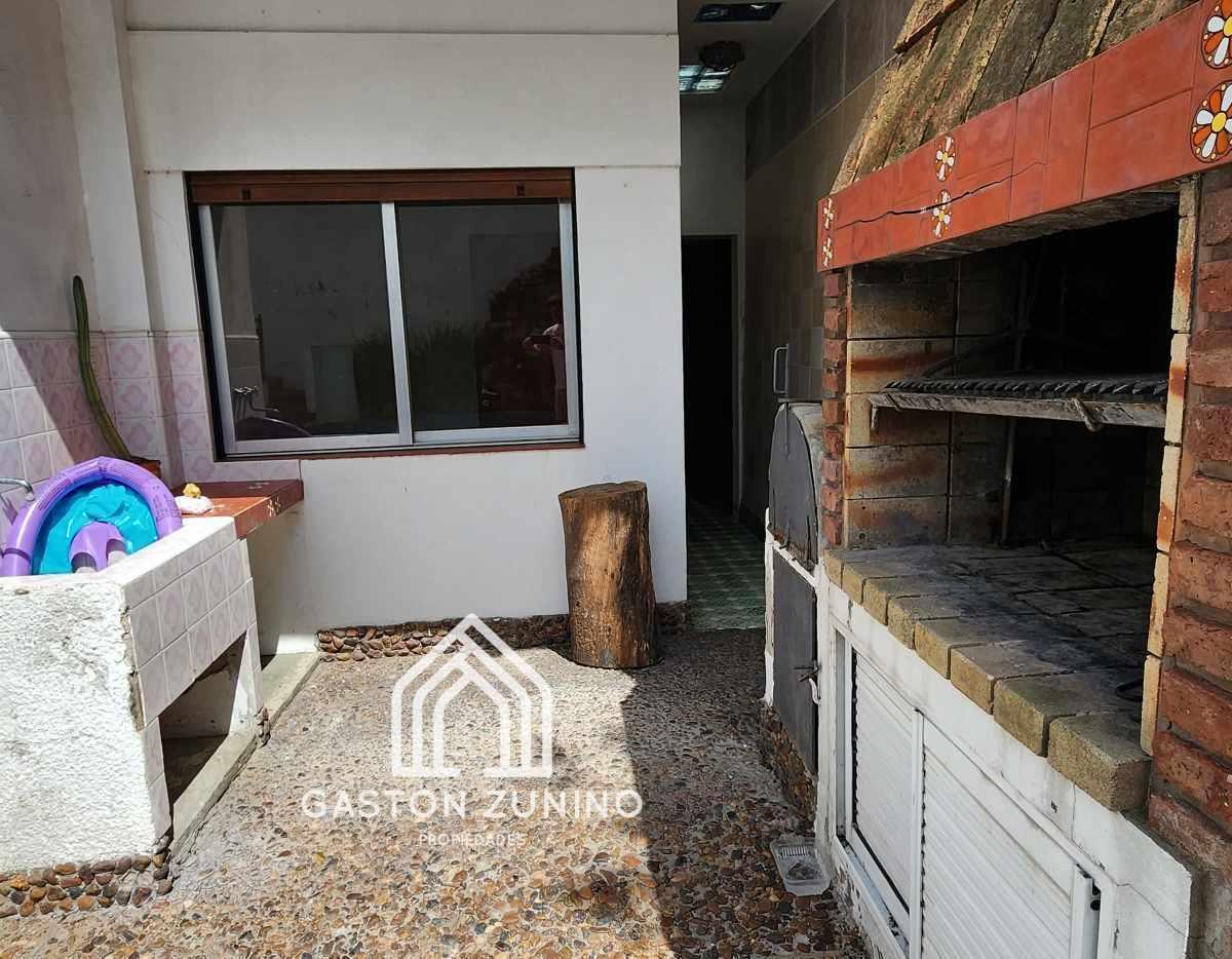 Venta de Imponente Casa Céntrica en Mercedes 5