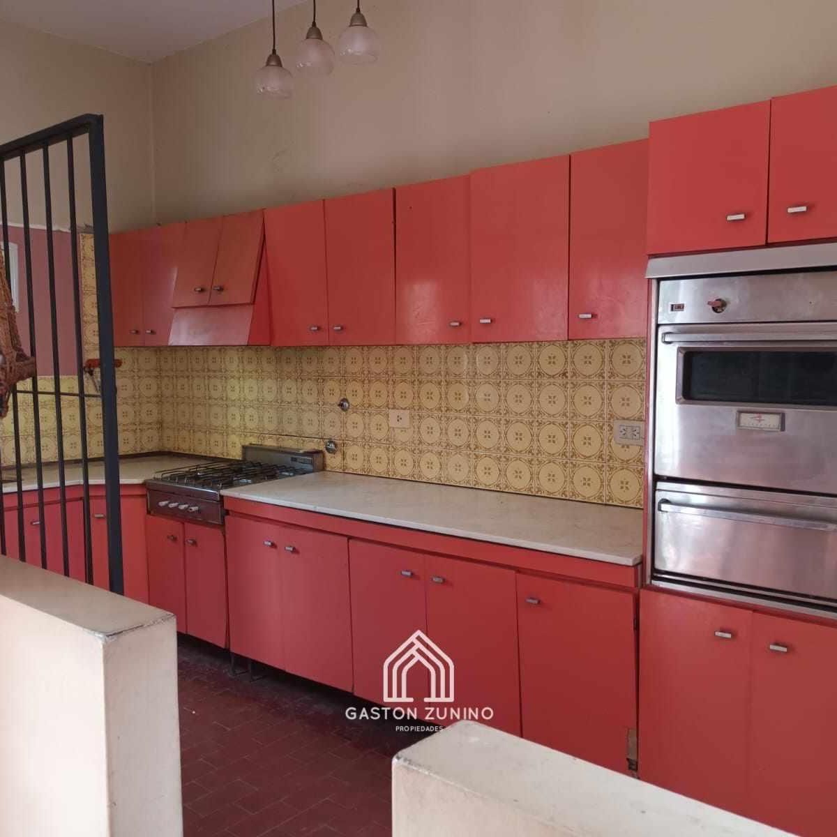 Venta de Casa con Local Comercial en Av Principal de Mercedes 4