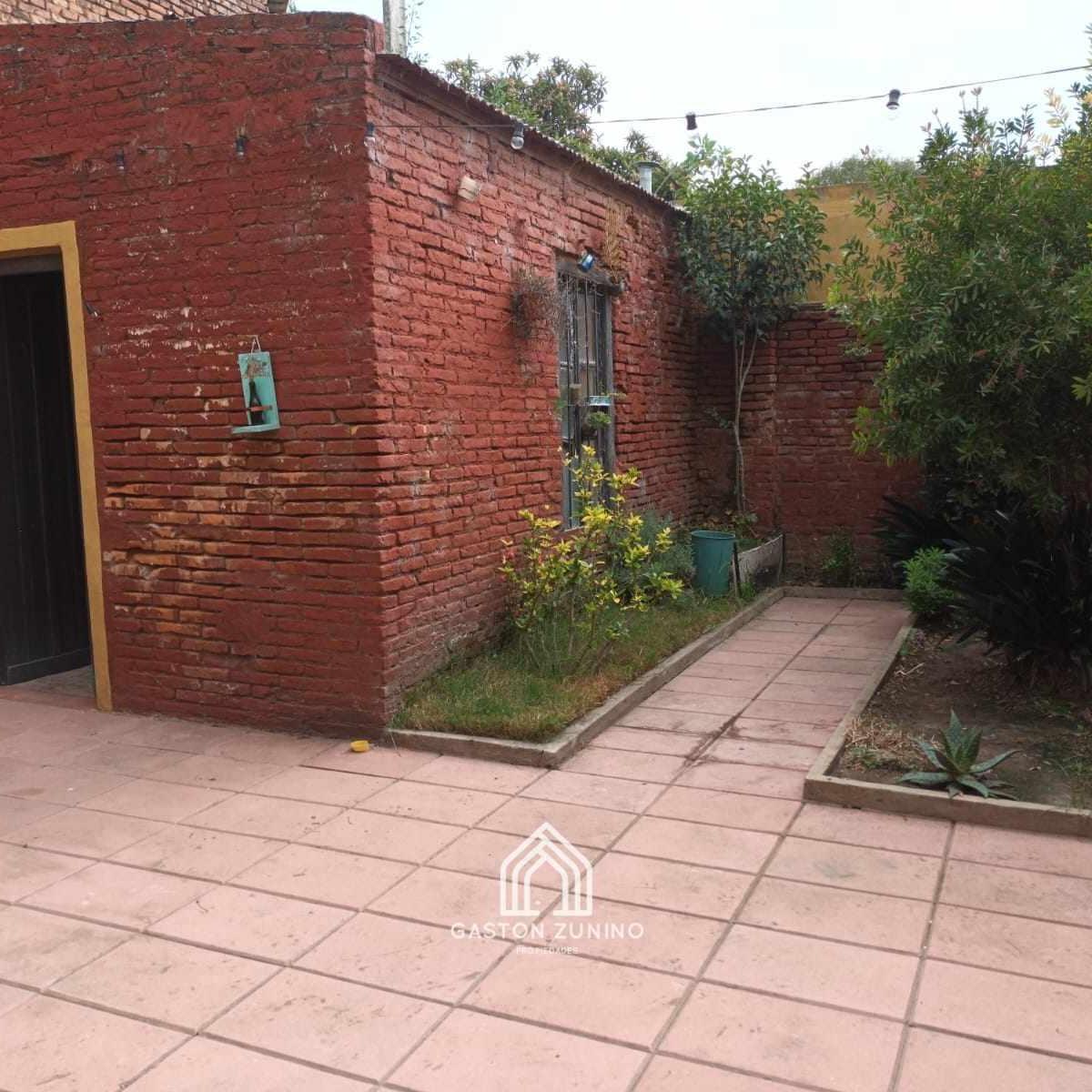 Venta de Casa con Local Comercial en Av Principal de Mercedes 5