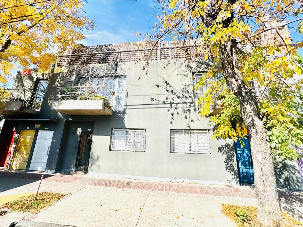Venta PH de 3 ambientes Nueva Pompeya con gran patio y parrilla sin expensas. Impecable estado! 82m2