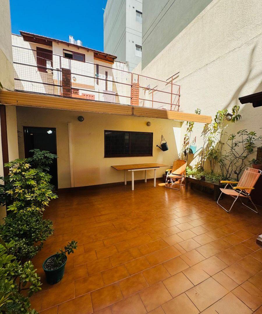 Casa Venta Núñez de 214 m² en dos plantas Patio y Terraza. Al Frente. Entrada Independiente. Cochera