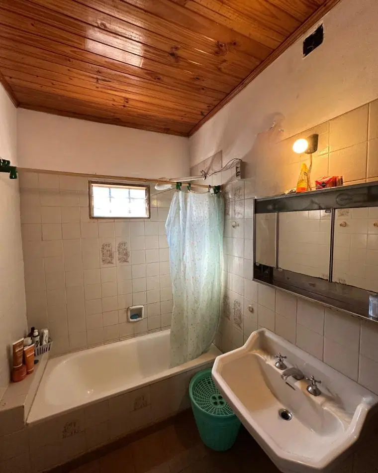CASA EN VENTA CON AMPLIO TERRENO EN ESQUINA   B° ALTOS DE BELLA VISTA 3
