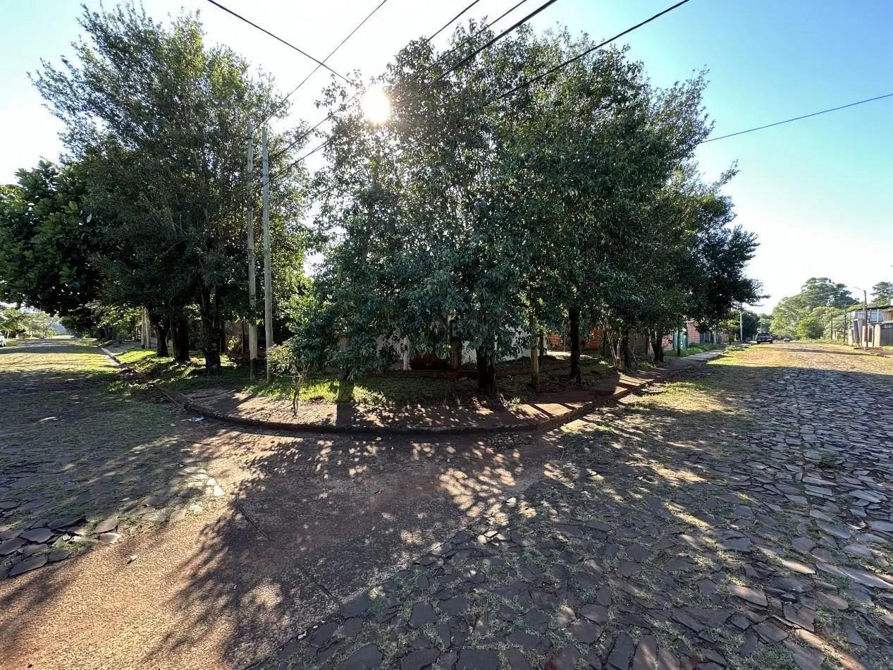 CASA EN VENTA CON AMPLIO TERRENO EN ESQUINA   B° ALTOS DE BELLA VISTA 5