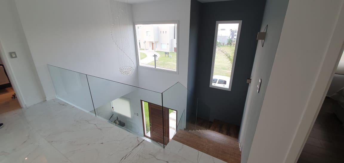 CASA EN VENTA 4amb - C/ PILETA  -  EN BARRIO LA ALAMEDA -