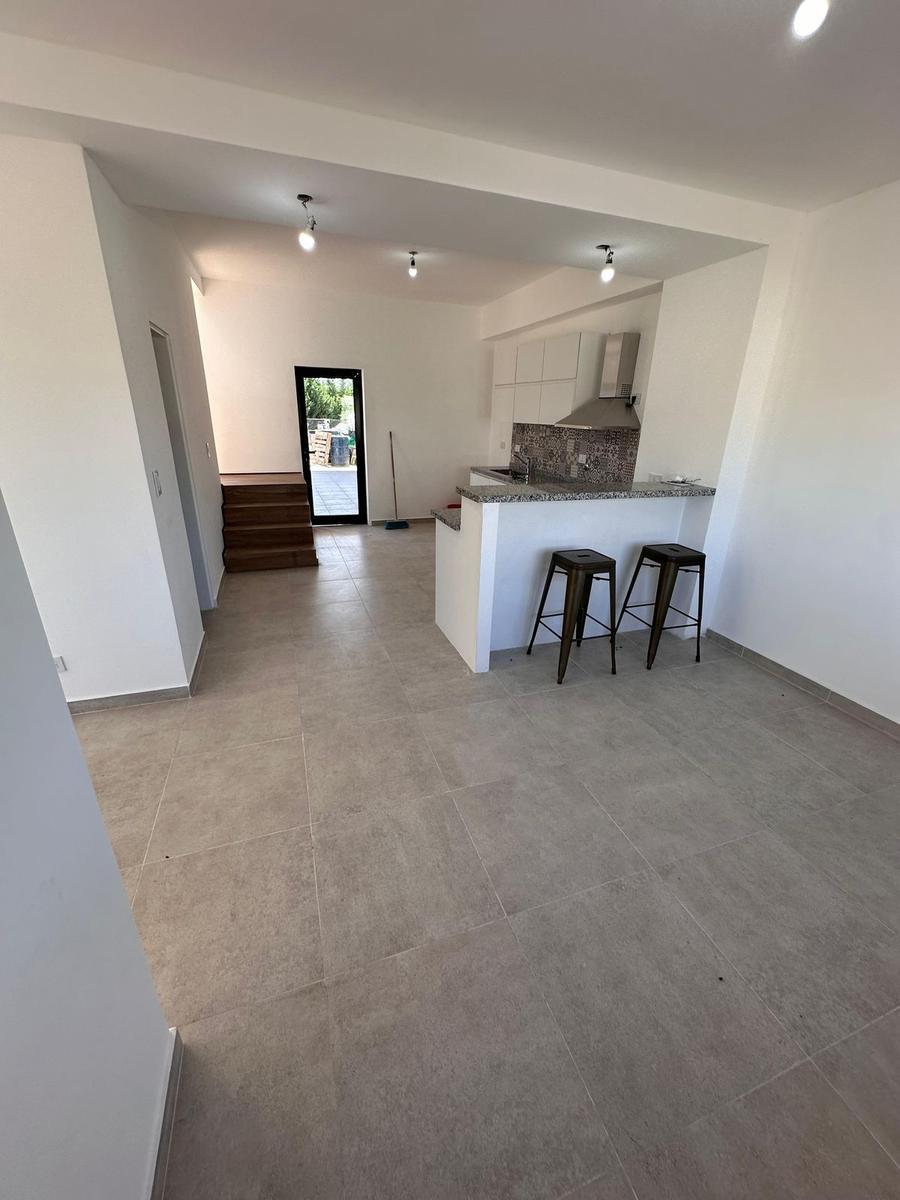 Foto de CASA EN VENTA 4 AMB C/ PILETA - A ESTRENAR- BARRIO PRIVADO LAGUNA AZUL, imagen 2