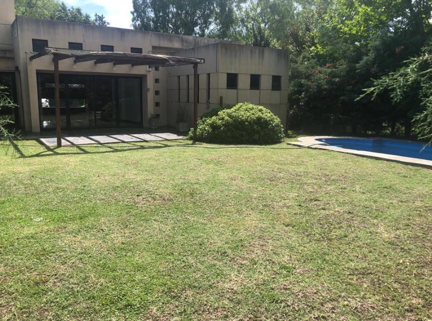 Casa en Country Club Venado II – 4 Ambientes con Piscina y Jardín
