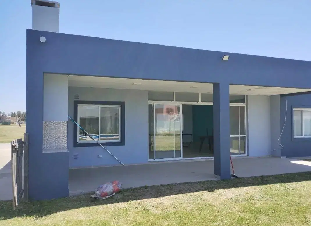 Venta | Casa con Pileta en Lagos de Canning 1 3