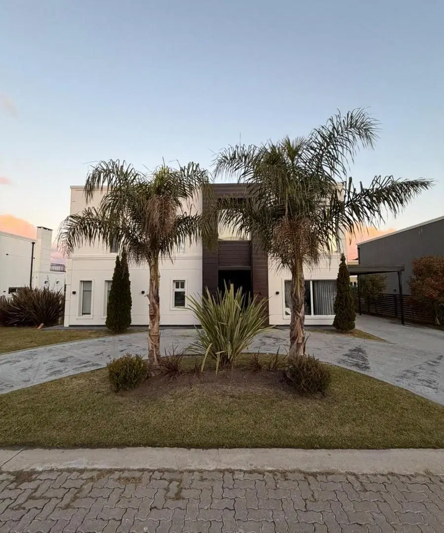 Casa en venta en Lagos de Canning 1 3