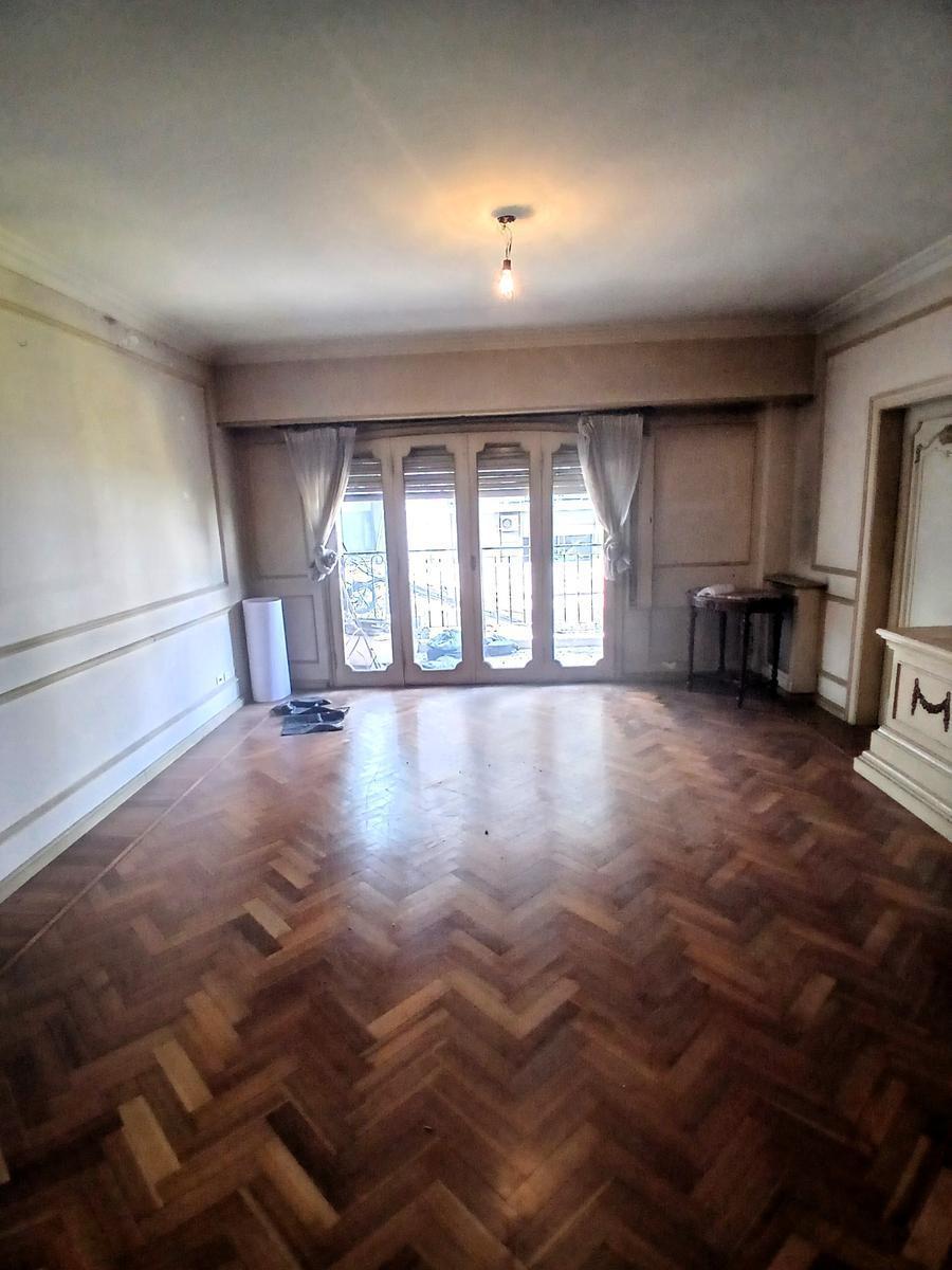 Departamento en venta. Tres dormitorios, balcón cochera. A reciclar. Oportunidad