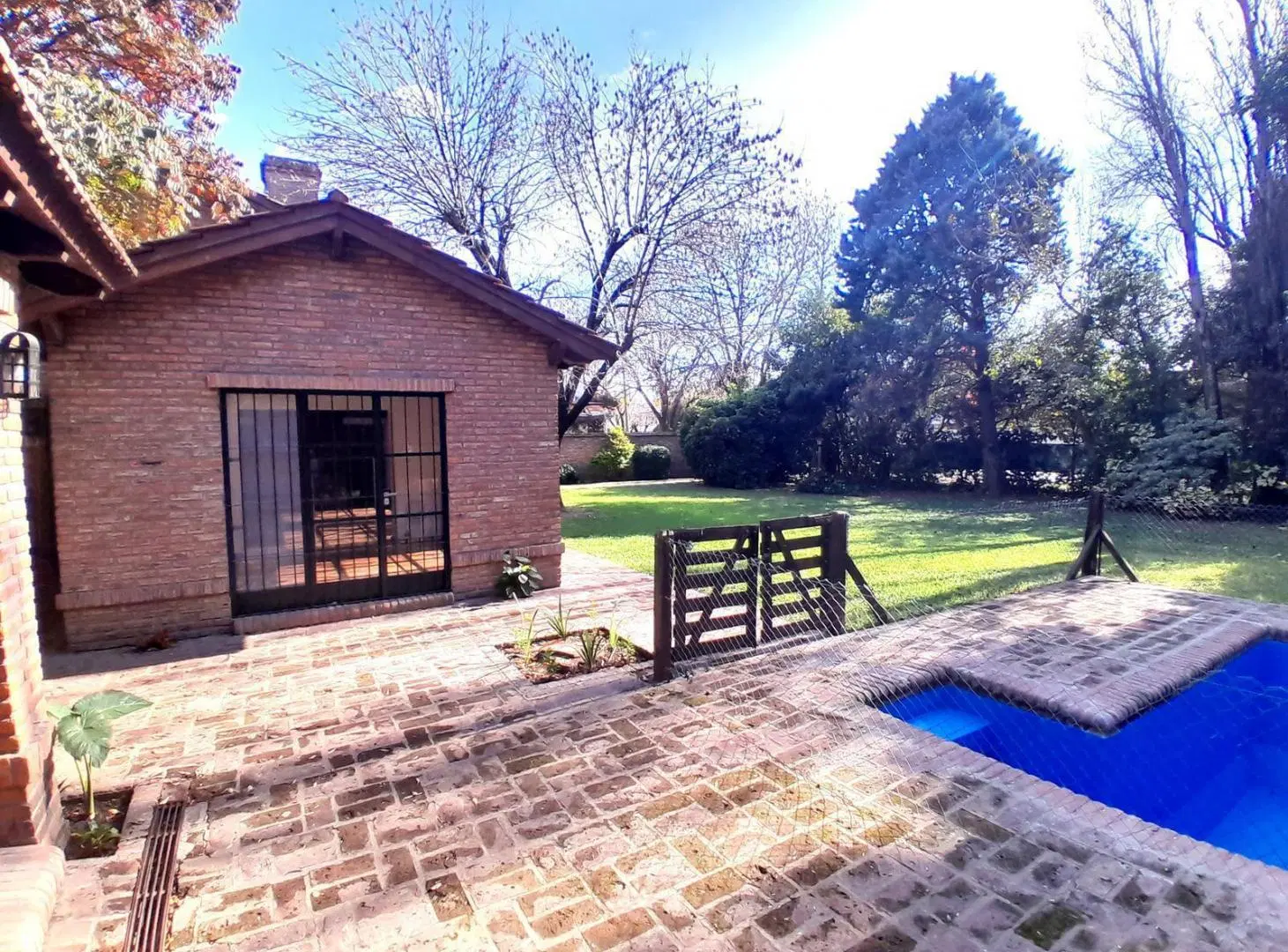 Casa en alquiler tres dormitorio. Pileta quincho. 1