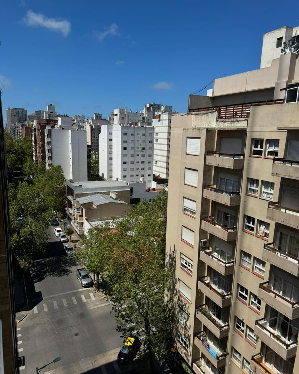 Venta 3 Ambientes a La Calle con Balcón Saliente 1