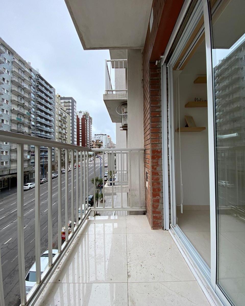 1 Ambiente a La Calle con Balcon con Vista Parcial Al Mar 5
