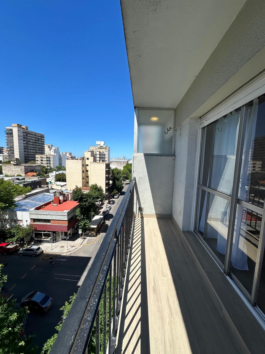 3 Ambientes a La Calle con Balcon Saliente 1