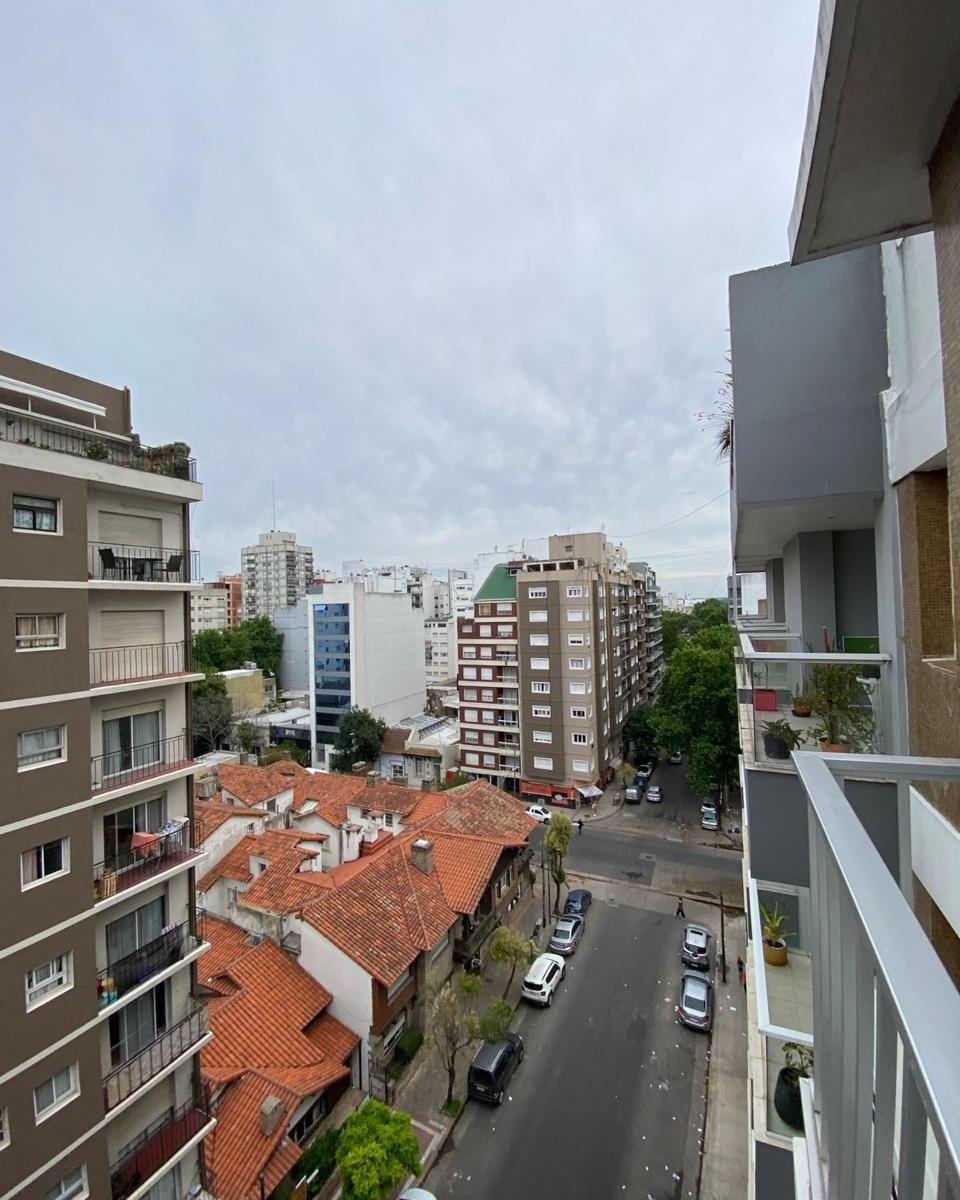 3 Ambientes a La Calle con Balcon 5