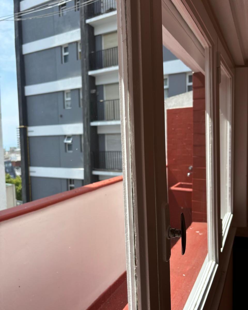 2 Ambientes con Balcon Frances y Saliente 5