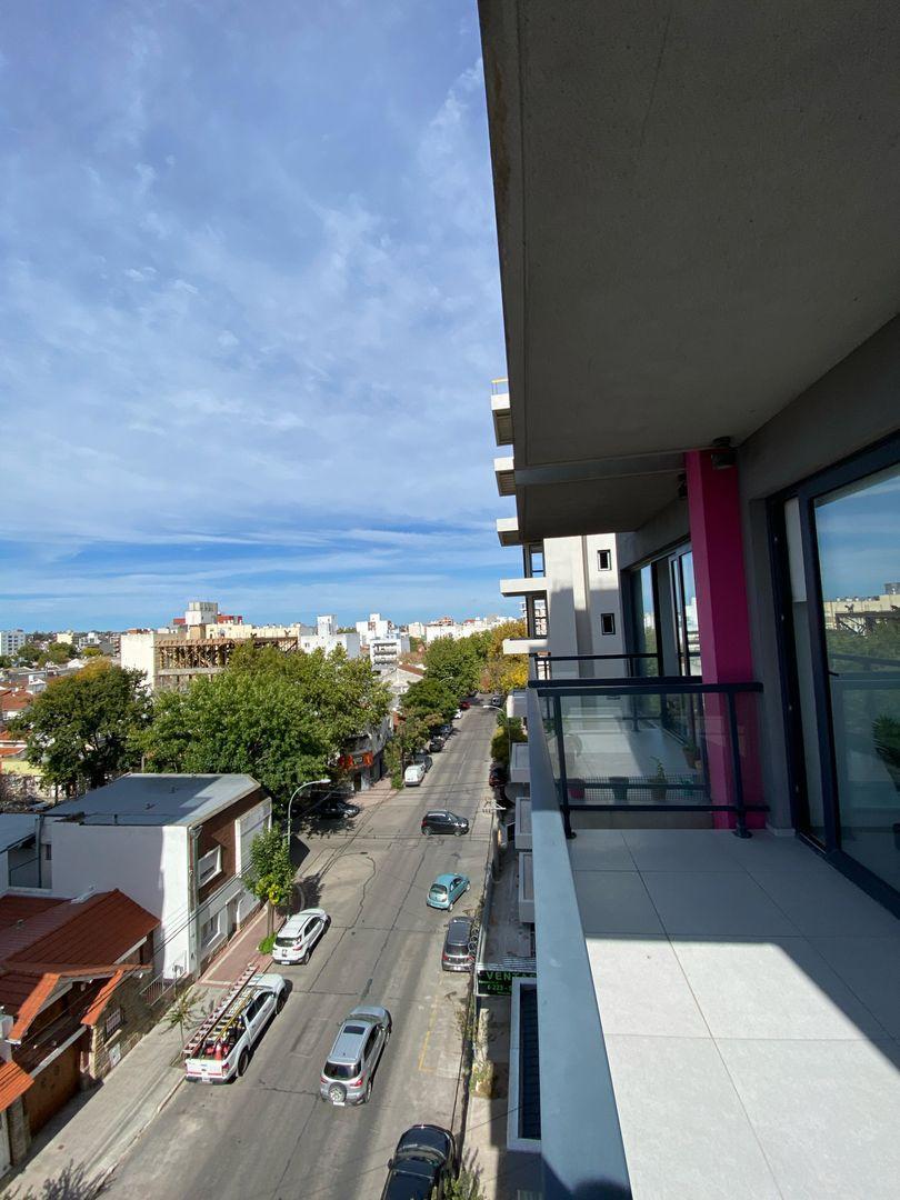 3 Ambientes a La Calle C/balcon Saliente y Cochera 5
