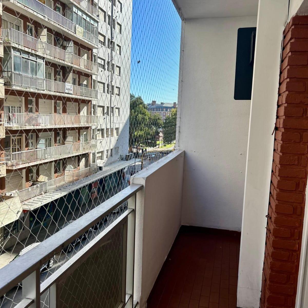 1 Ambiente Frente con Balcon 2
