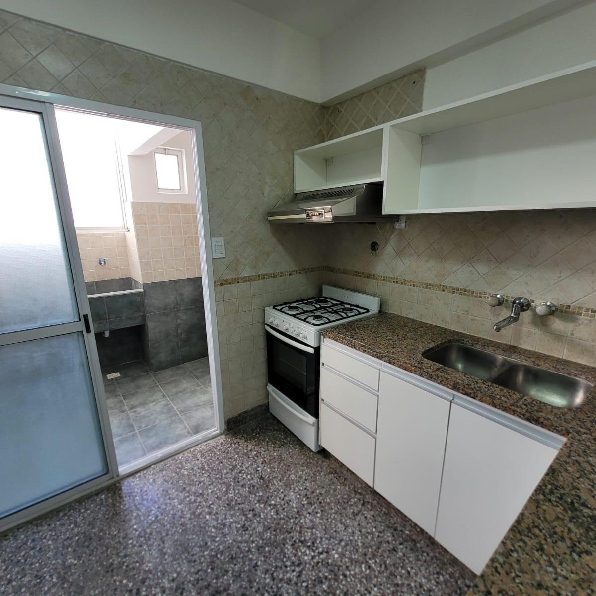 PISO 3 AMBIENTES C/BALCON SALIENTE