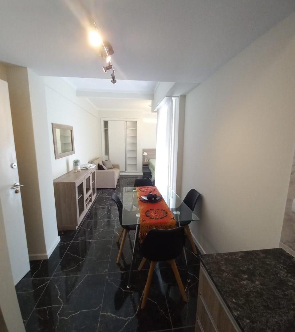 1 AMBIENTE LATERAL CON BALCON