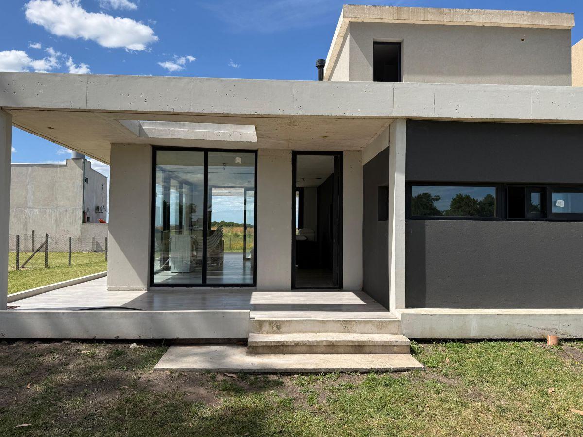 3 AMBIENTES - 2 PLANTAS- GRAN LOTE