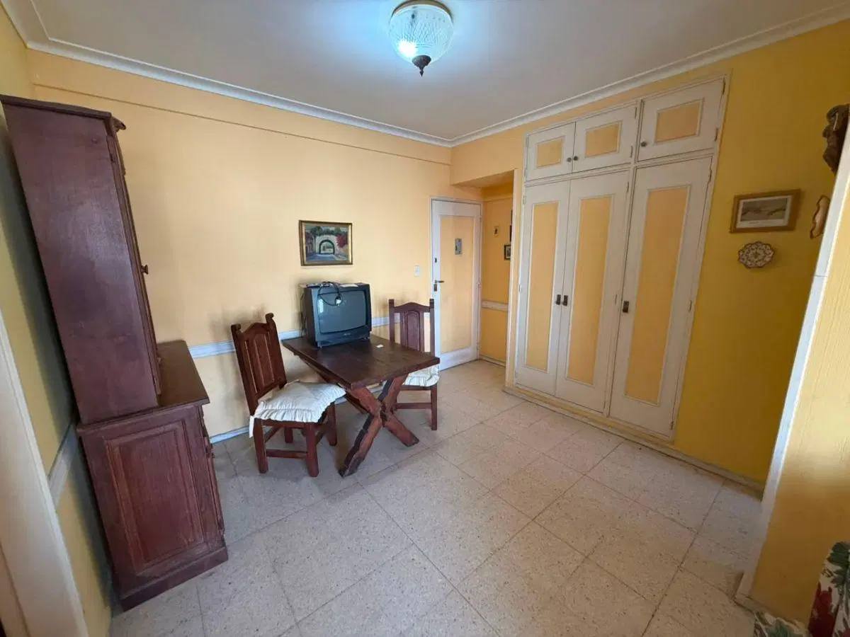 1 AMBIENTE A LA CALLE CON BALCON SALIENTE 1