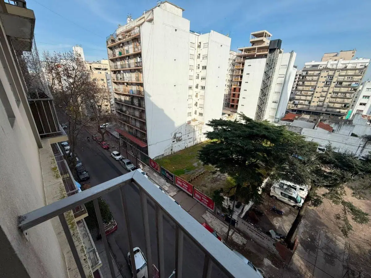 1 AMBIENTE A LA CALLE CON BALCON SALIENTE 5