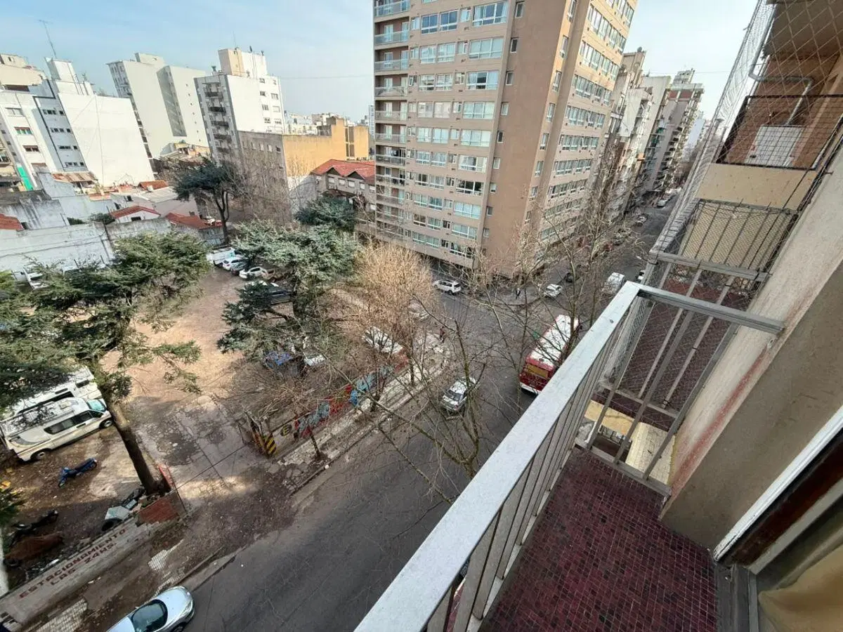 1 AMBIENTE A LA CALLE CON BALCON SALIENTE 2