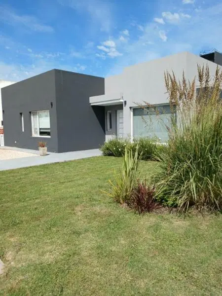 MODERNA CASA EN BARRIO PRIVADO TIERRA DEL MAR 2