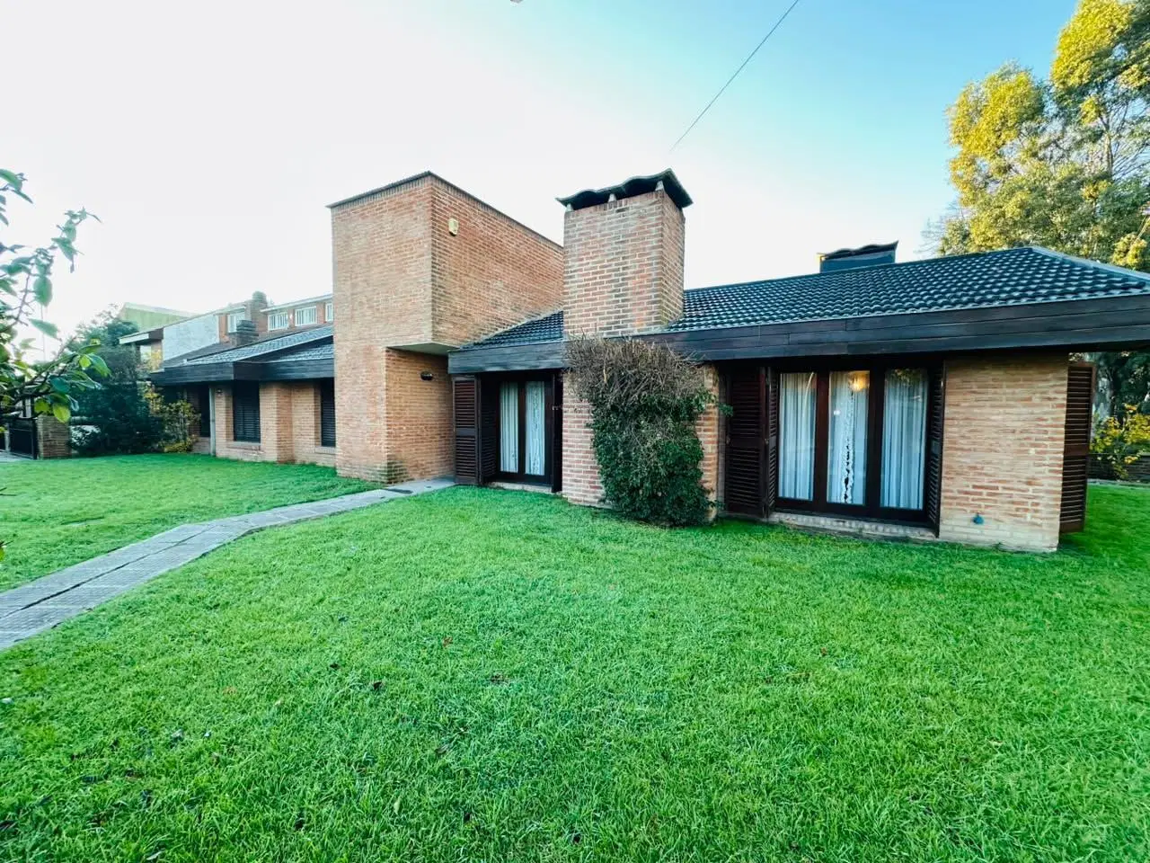HERMOSO CHALET 4 AMBIENTES BARRIO LOS PINARES 2