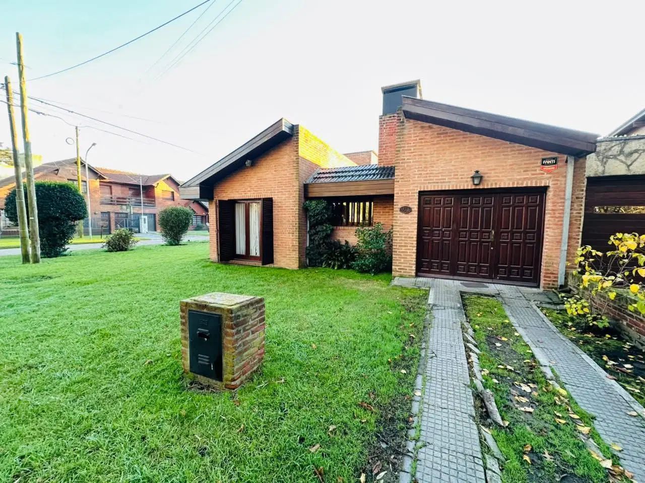 HERMOSO CHALET 4 AMBIENTES BARRIO LOS PINARES 1