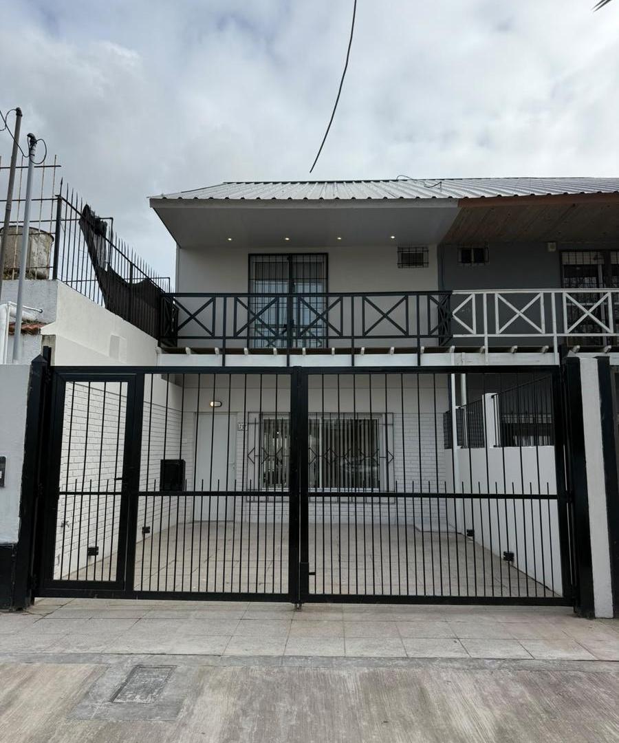 Foto de DUPLEX 4 AMBIENTES CON COCHERA BARRIO PARQUE LURO, imagen 2