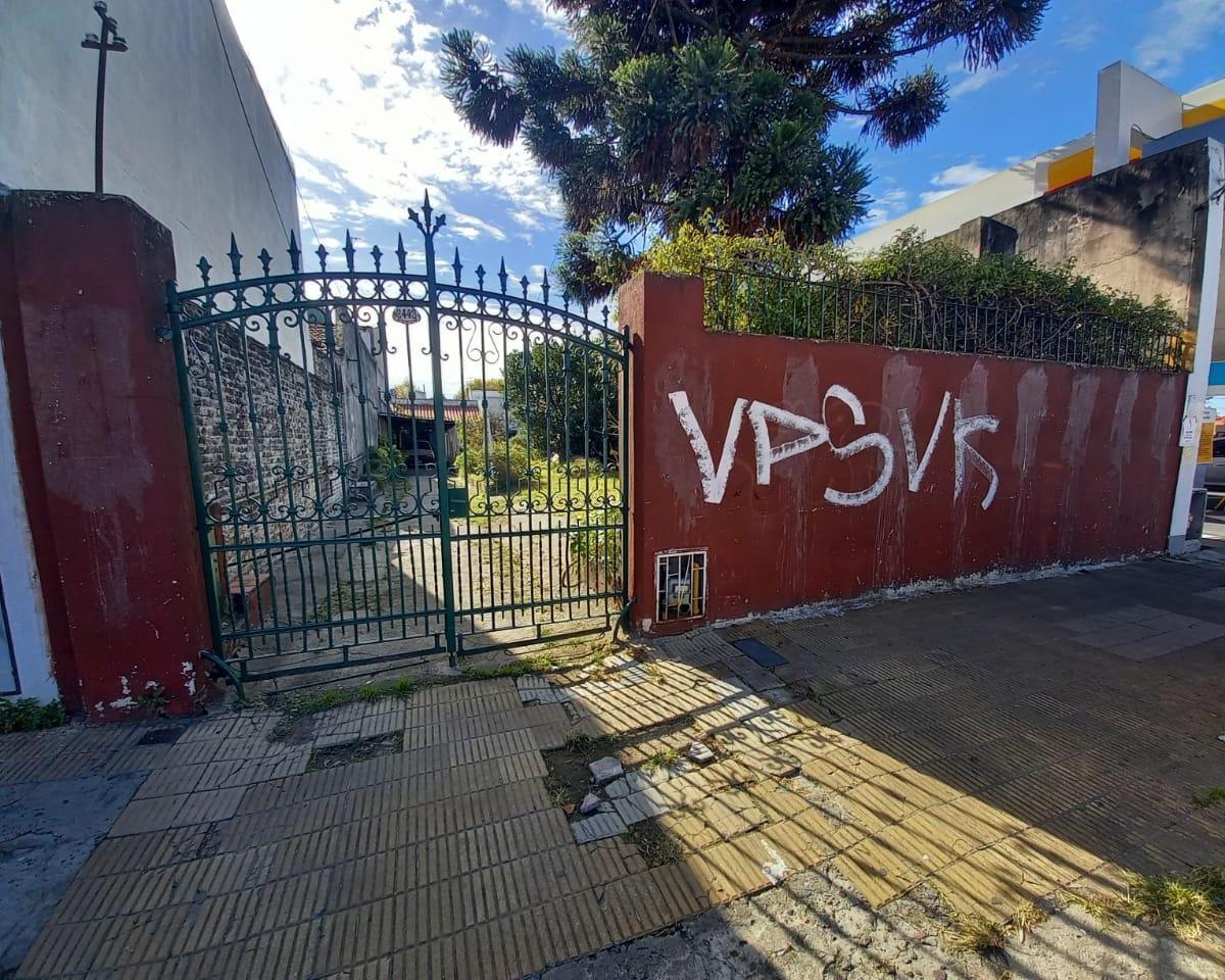 CASA EN EXCELENTE UBICACIÓN, AMPLIO TERRENO.