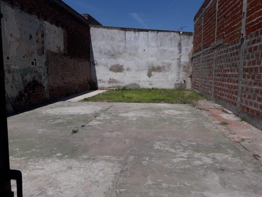 VENTA DOS LOCALES Y VIVIENDA SOBRE AVDA. EVA PERON