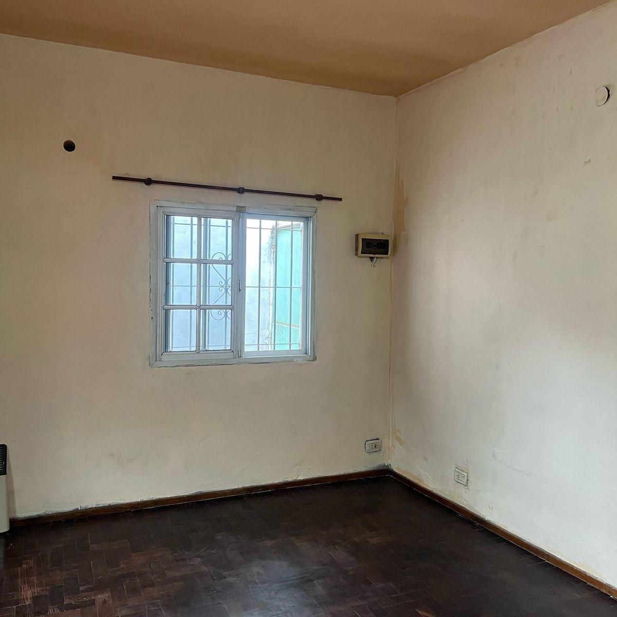 Venta de departamento tipo casa con amplio fondo.