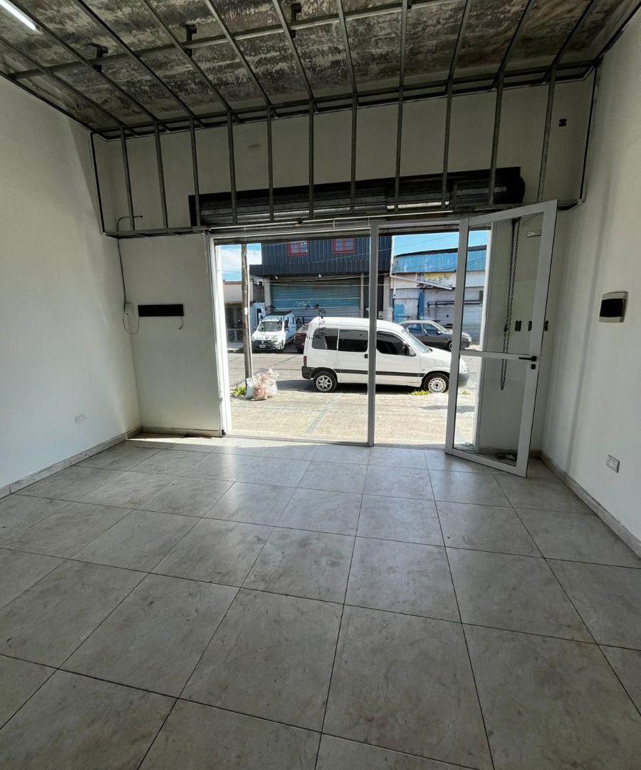 Foto de ALQUILO LOCAL COMERCIAL SOBRE AV. VILLA DE LUJÁN – LANÚS ESTE, imagen 2